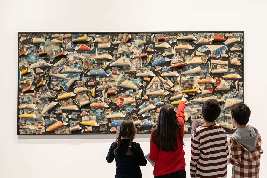 Hafta sonu sanat atölyesinde birlikte üreten katılımcılar